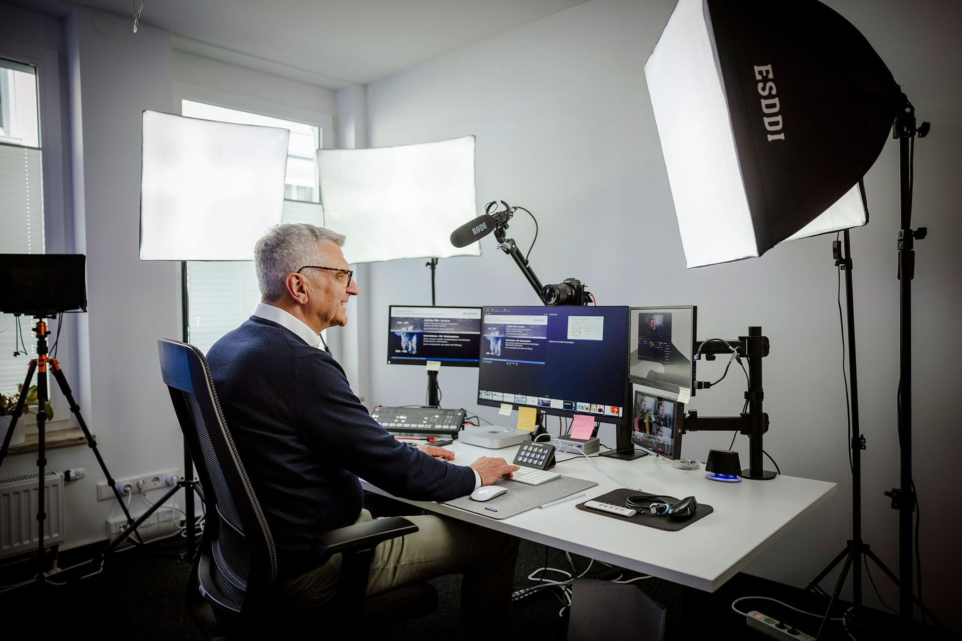 2bessential18.06.25-259